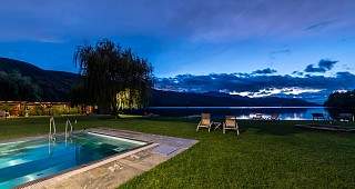 Aussenpool bei Nacht